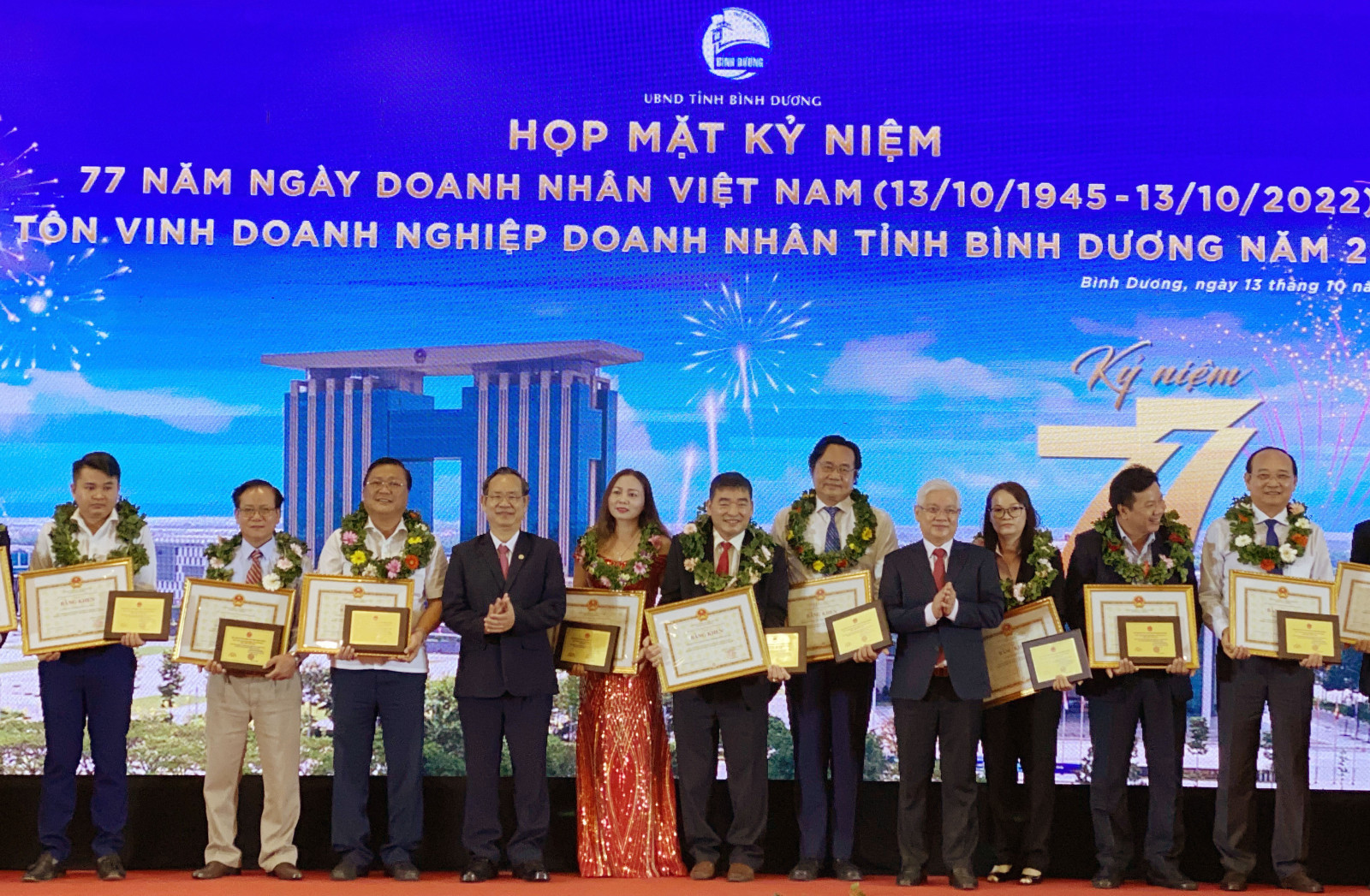 Bí thư Tỉnh ủy Nguyễn Văn Lợi trao bằng khen cho các tập thể có thành tích trong sản xuất, kinh doanh và đóng góp vào sự phát triển của địa phương (Ảnh: T.My).