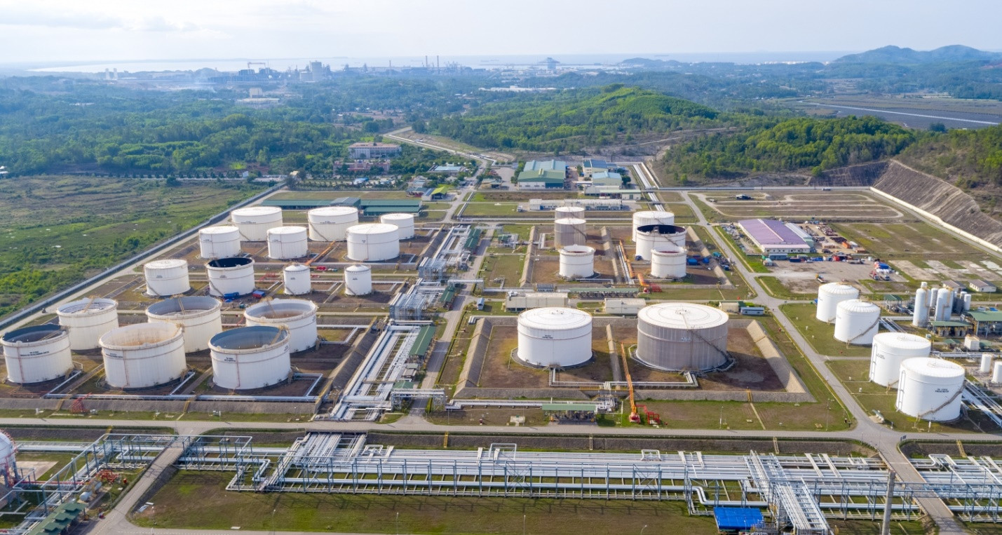 Nhà máy lọc dầu Dung Quất vận hành ở 107% công suất để đảm bảo cung ứng xăng dầu ra thị trường.