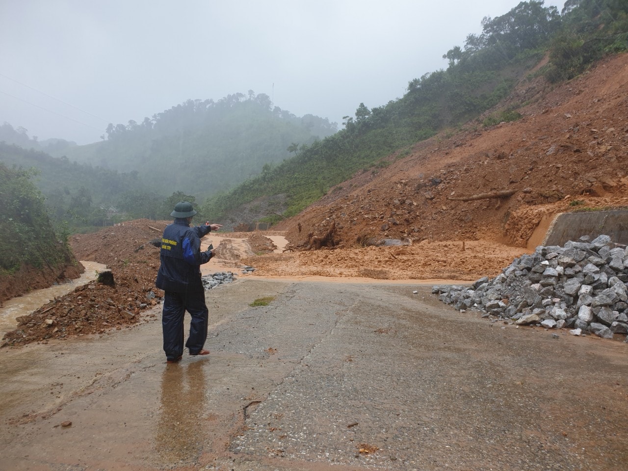 Km 169+100 trên tuyến đường Hồ Chí Minh đoạn thuộc thôn Cợp (xã Hướng Lập, huyện Hướng Hóa) tiếp tục sạt lở.