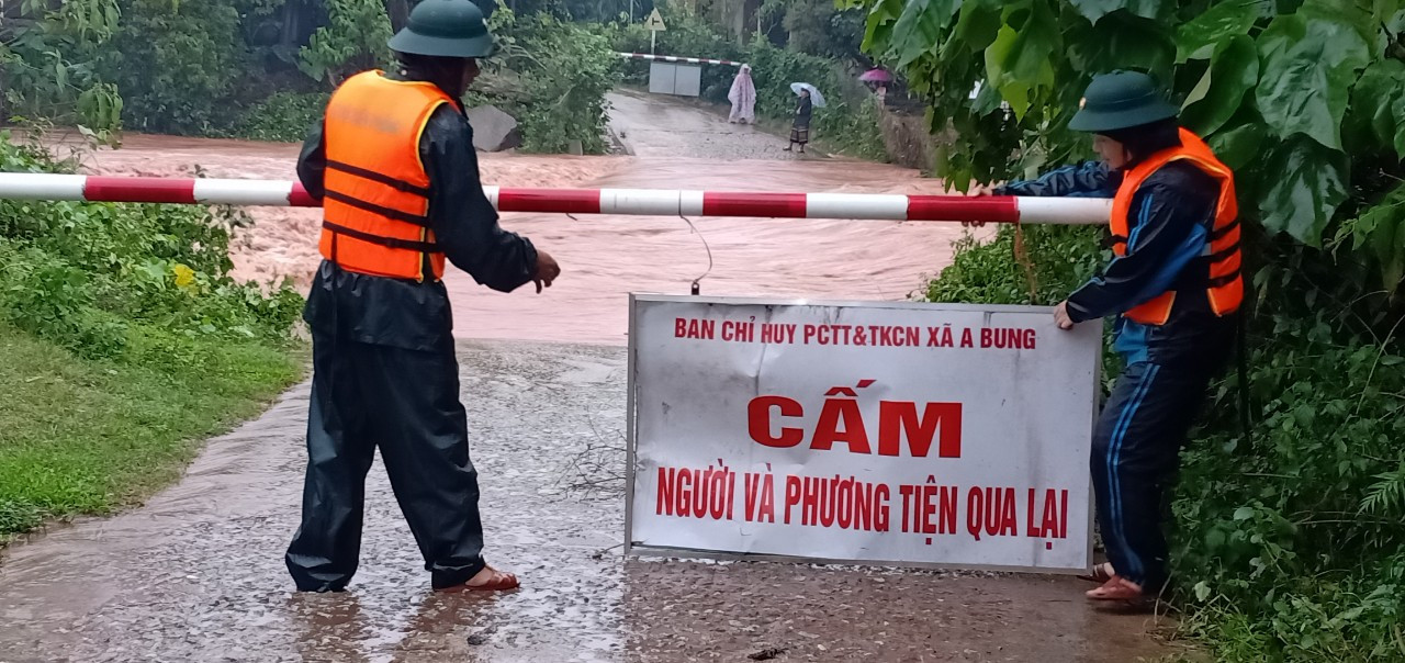 Nhiều nơi tại Quảng Trị bị ngập nước khiến giao thông bị chia cắt.