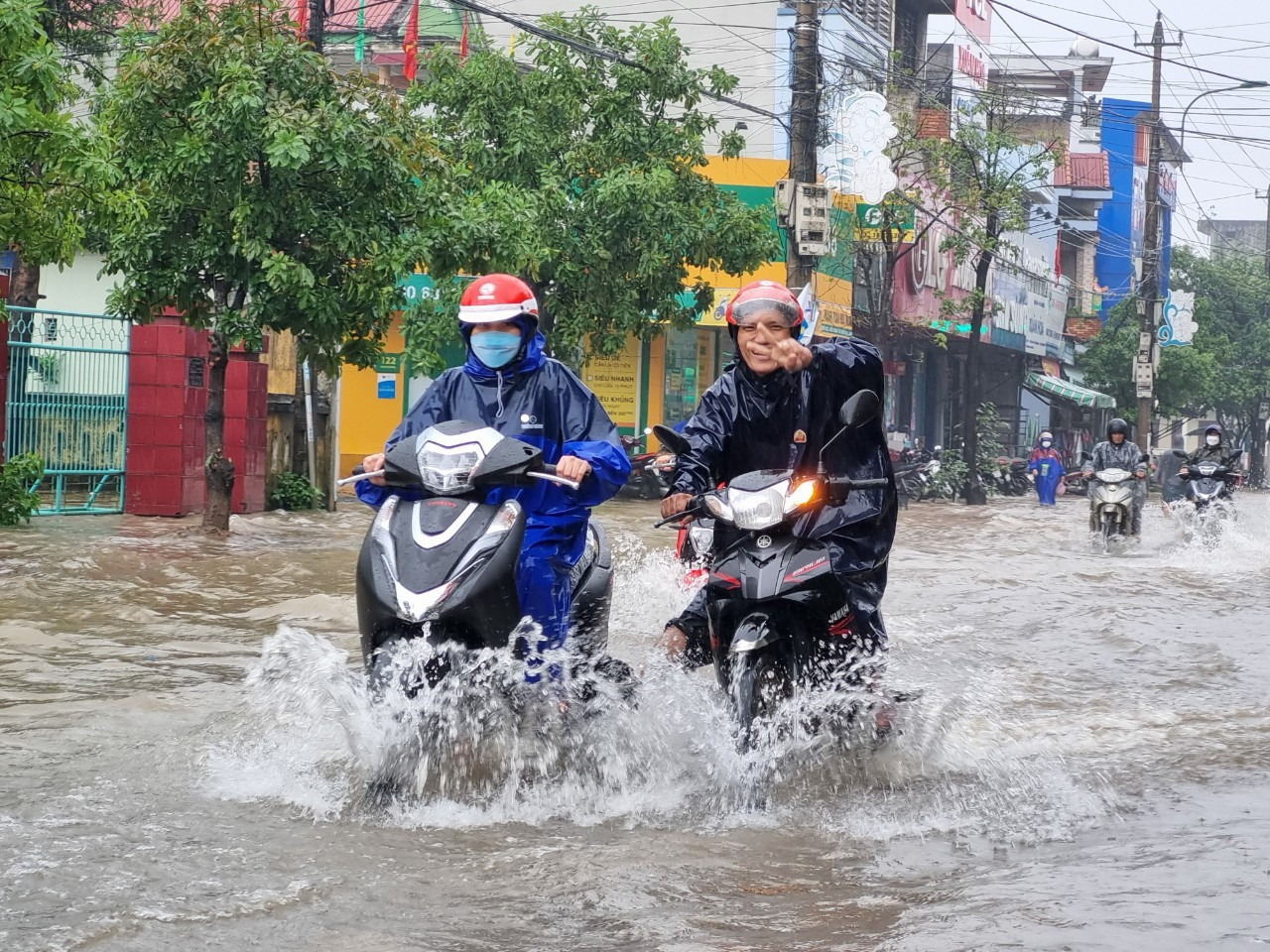 Tại huyện Lệ Thủy, mưa lớn kết hợp xả lũ khiến mực nước sông Kiến Giang lên nhanh, nhiều tuyến đường đang bị ngập nặng.