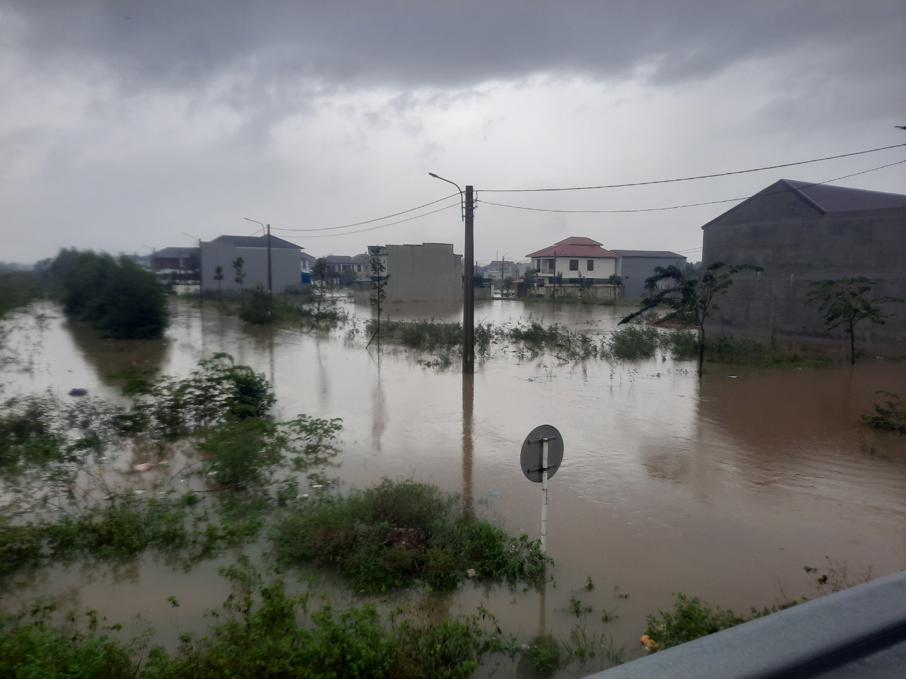 Hơn 1.300 căn nhà của người dân tại tỉnh Quảng Trị đã bị ngập nước với mức từ 0,3 đến 1,0m.