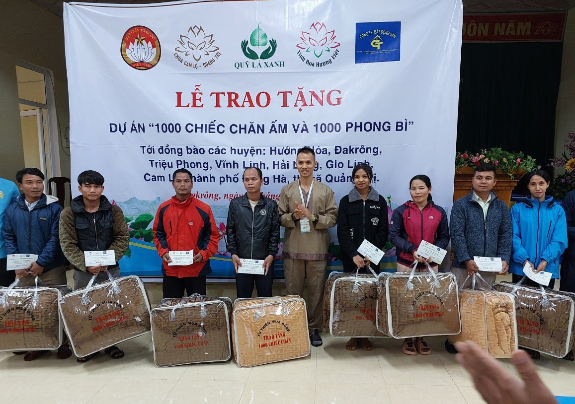 1.000 phần quà gồm chăn ấm và tiền mặt đã được trao tặng đến gia đình chính sách, gia đình có hoàn cảnh khó khăn tại tỉnh Quảng Trị.