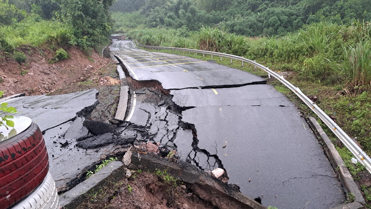 Nguy cơ sạt cả quả đồi là rất cao.