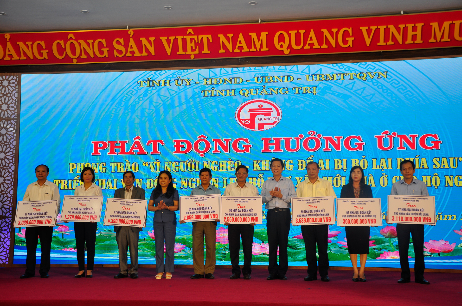 Lãnh đạo tỉnh Quảng Trị đã trao nguồn vận động xây dựng nhà ở với tổng số tiền 21 tỷ đồng cho các huyện, thị xã.