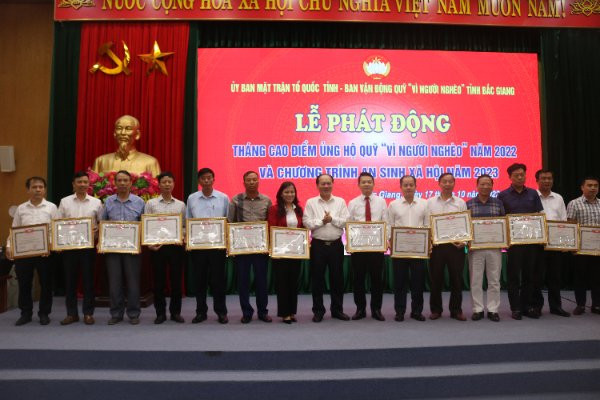 Ông Trần Công Thắng, Chủ tịch Ủy ban MTTQ tỉnh trao tặng Bằng khen cho các tập có nhiều thành tích trong vận động, ủng hộ xây dựng Quỹ “Vì người nghèo” và Chương trình an sinh xã hội năm 2022.
