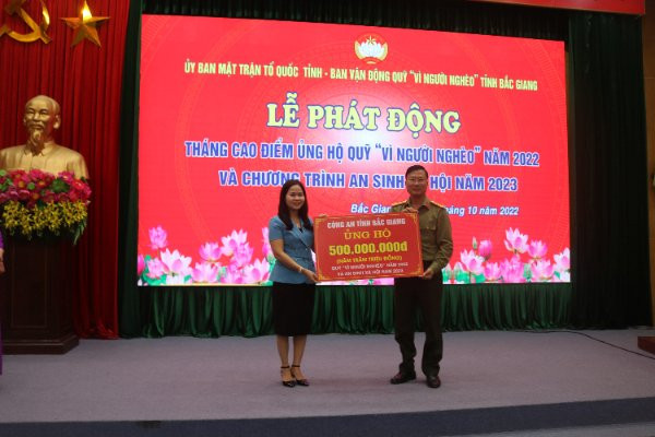 Bà Diêm Hồng Linh, Phó Chủ tịch Ủy ban MTTQ tỉnh tiếp nhận đăng ký của các tổ chức, cá nhân.