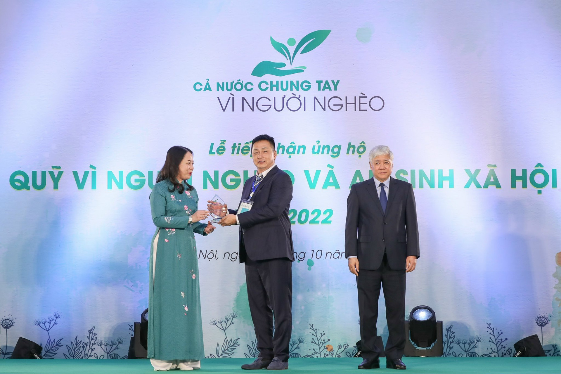 Ông Lê Huy Hoàng (ở giữa) nhận biểu trưng kỷ niệm của chương trình Quỹ ”Vì người nghèo” 2022.