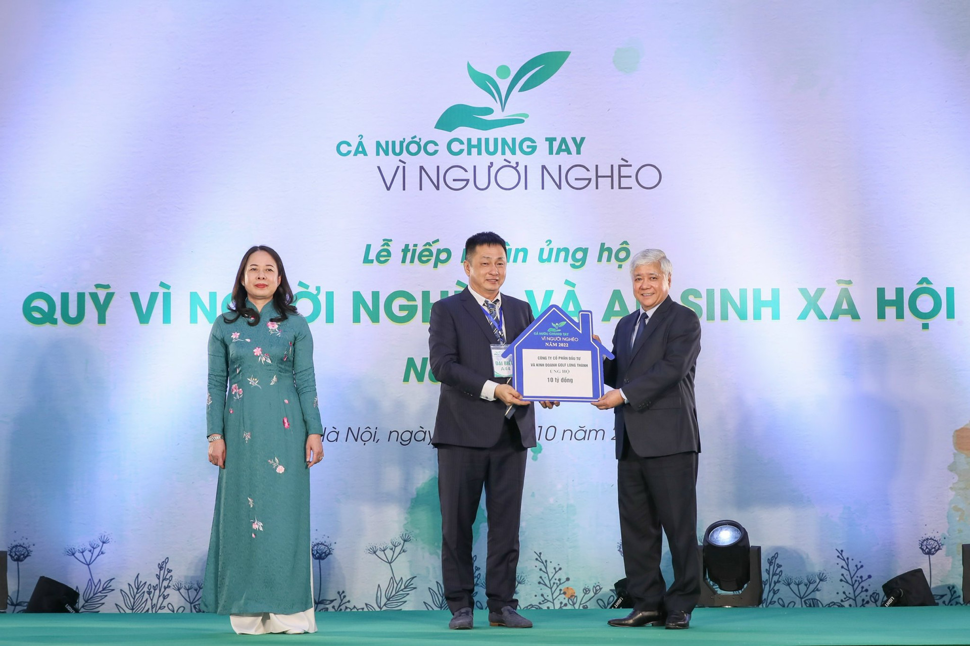 Ông Lê Huy Hoàng, Thành viên HĐQT Golf Long Thành (ở giữa) trao tặng 10 tỷ đồng cho Quỹ “Vì người nghèo và an sinh xã hội” năm 2022.