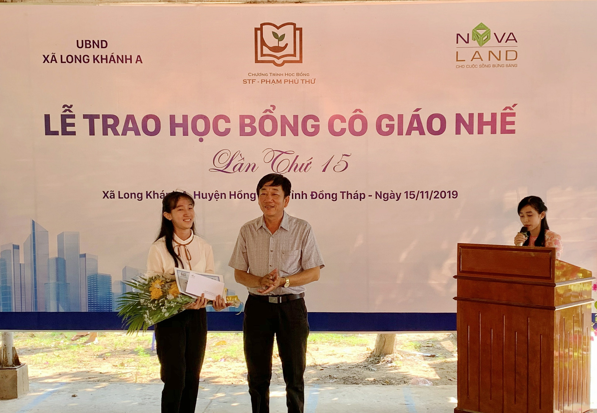 Bạn Huỳnh Thị Thùy Trang quay về trường chia sẻ lại hành trình thực hiện ước mơ của mình nhờ sự đồng hành của chương trình “Học bổng cô giáo Nhế”.