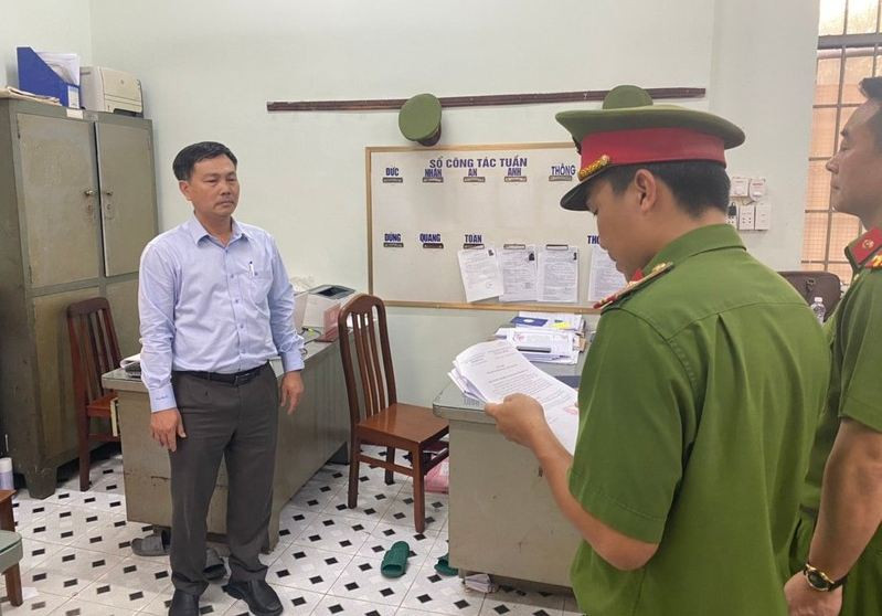 Ông Nguyễn Văn Hồng, Tổng Giám đốc Tổng Công ty Tín Nghĩa bị khởi tố, bắt tạm giam.