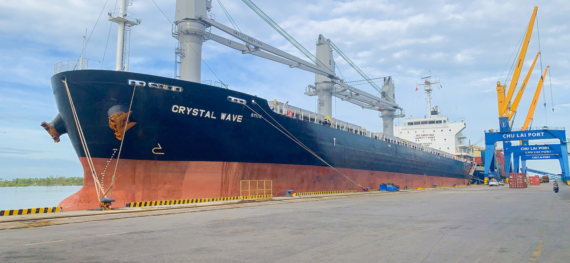 Cảng Chu Lai tiếp nhận tàu CRYSTAL WAVE (Panama), xuất khẩu viên nén sang Nhật Bản.