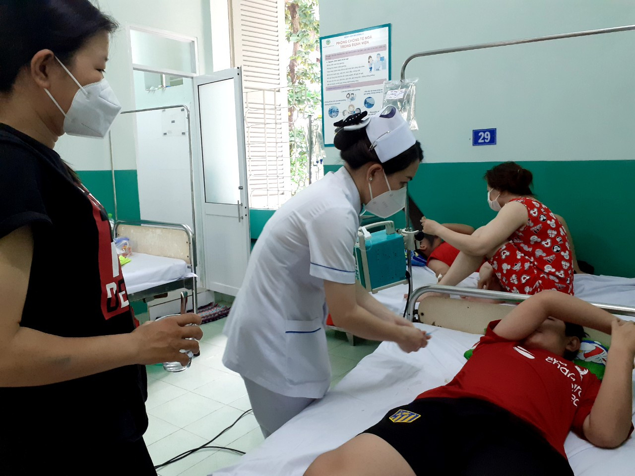 Bệnh nhi mắc sốt huyết nằm điều trị tại Bệnh viện Nhi đồng 2.