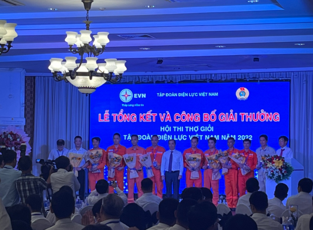 Anh Phước (đứng thứ 4 từ bên phải sang) nhận giấy khen người thợ giỏi của Tập đoàn Điện lực Việt Nam năm 2022.