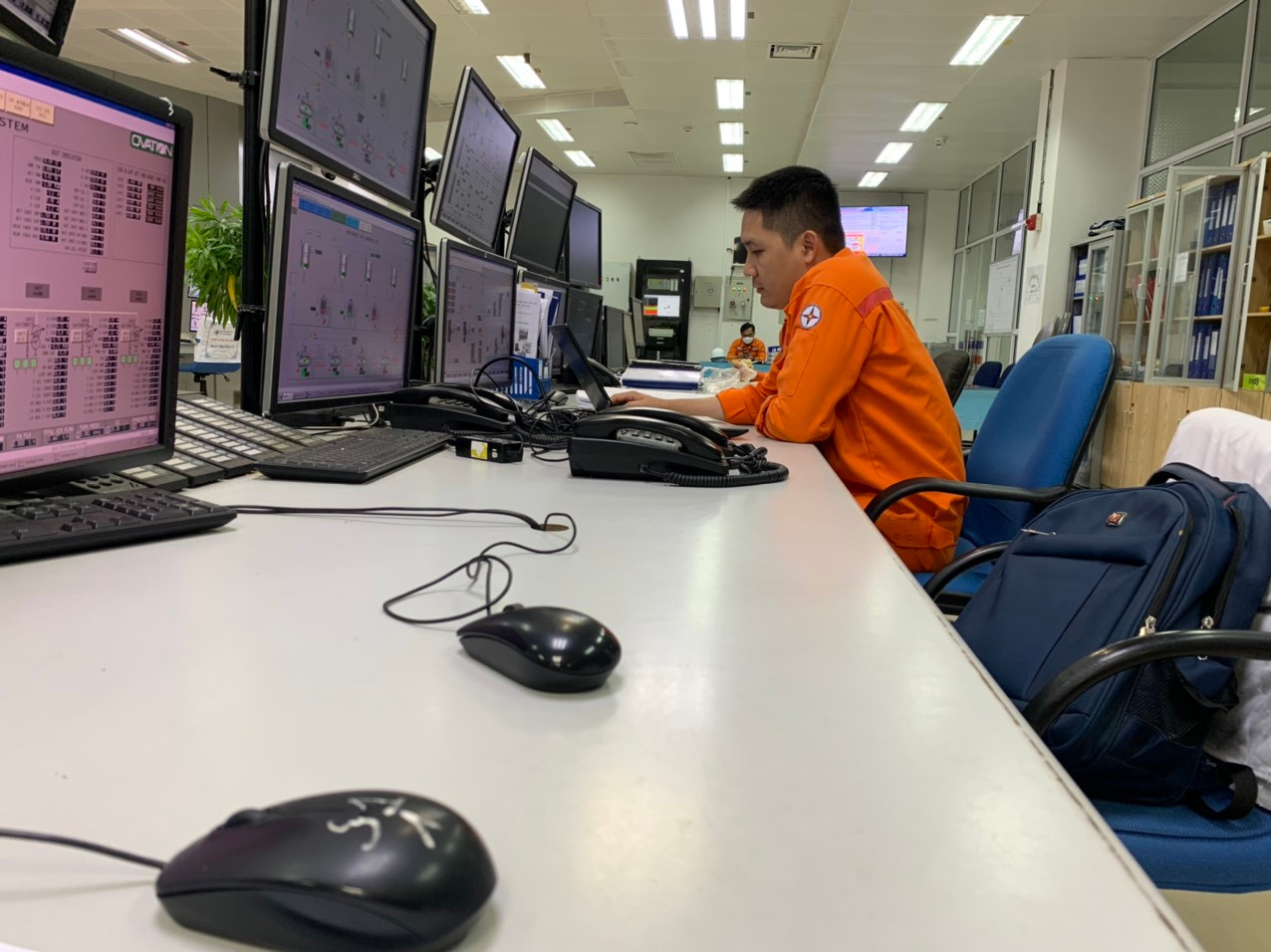Anh Hà Minh Phước trong giờ làm việc tại phòng điều khiển trung tâm Phân xưởng Vận hành 2.