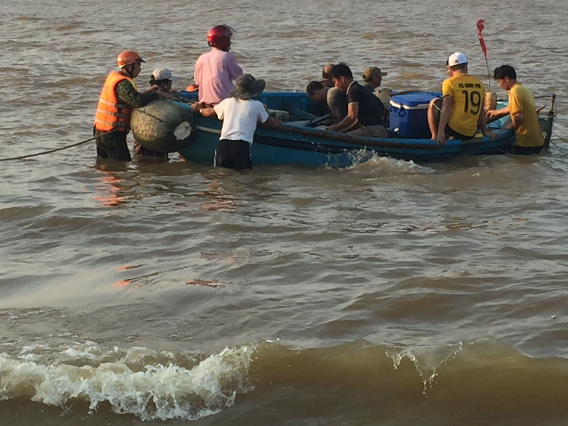 Lực lượng chức năng và ngư dân đã tham gia ứng cứu đưa người và phương tiện bị lật vào bờ an toàn.