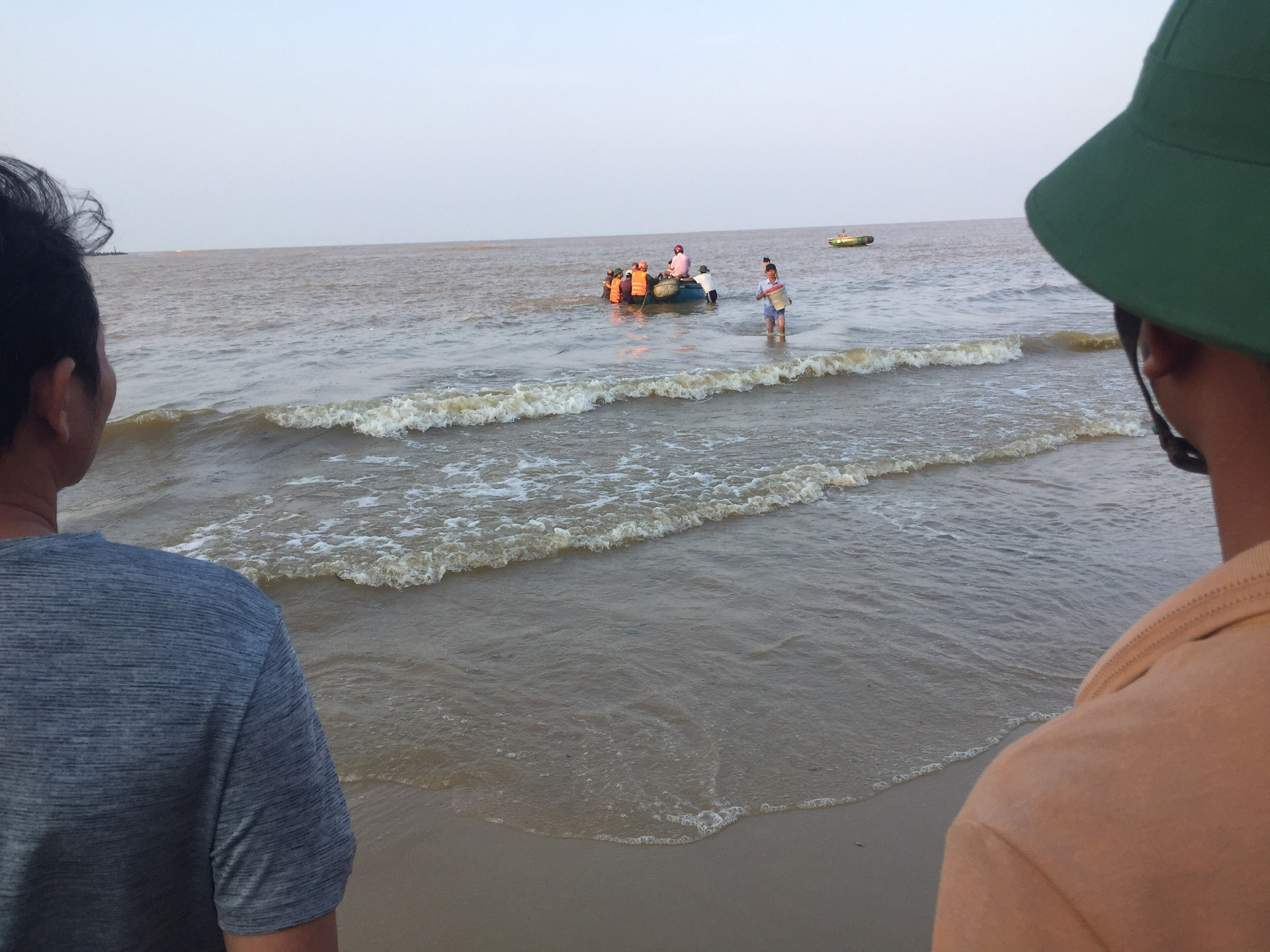 Do bể bình dầu, 1 thuyền thúng của ngư dân ở Quảng Trị đã bị lật.