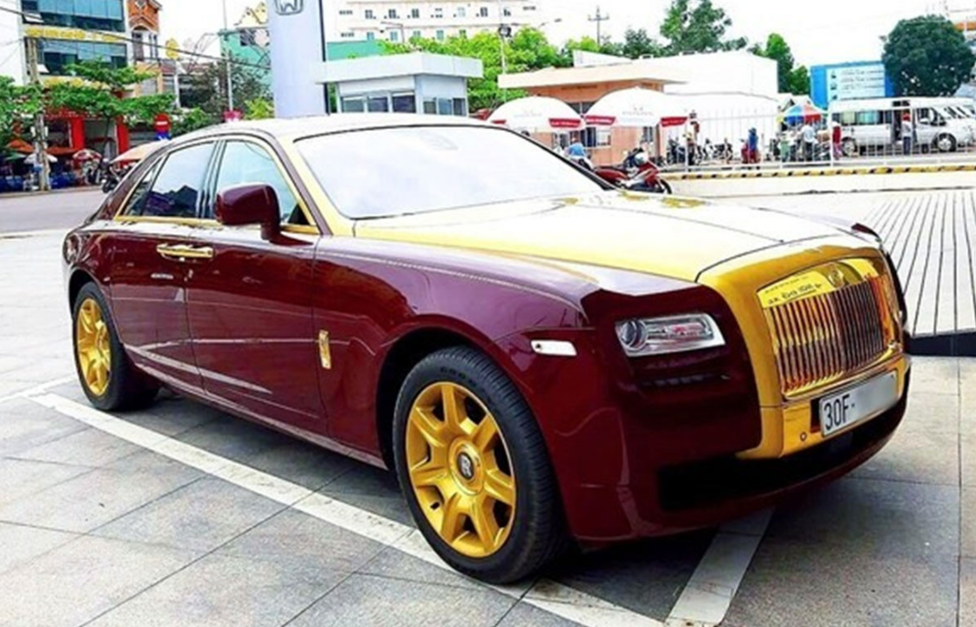 Chiếc xe Rolls-Royce Ghost mạ vàng của ông Trịnh Văn Quyết.