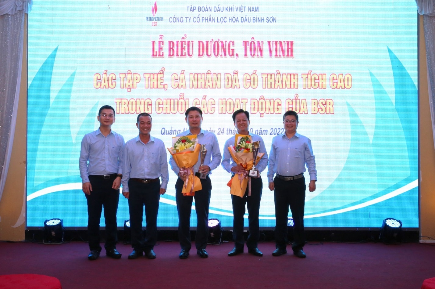 Người lao động BSR tặng hoa, tri ân tập thể Ban lãnh đạo Công ty đã luôn đồng hành, tạo điều kiện cho các hoạt động của BSR thời gian qua.