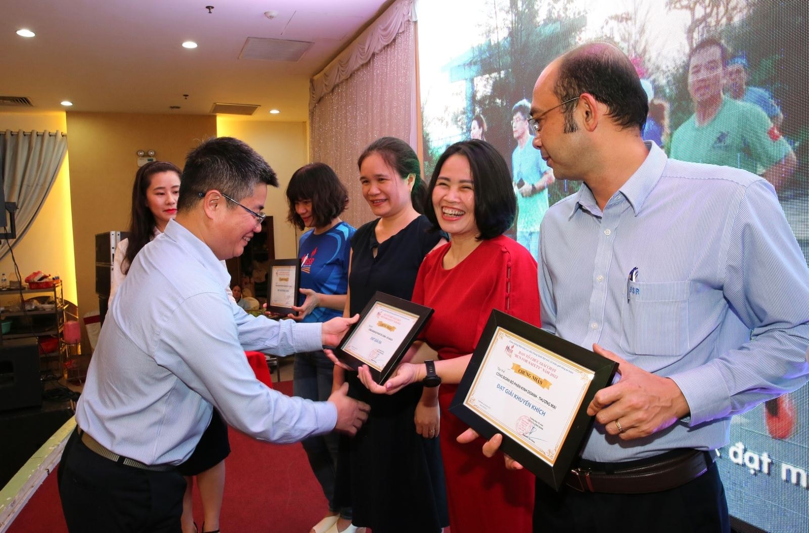 Tuyên dương các tập thể tại giải chạy bộ “Run for Safety”.