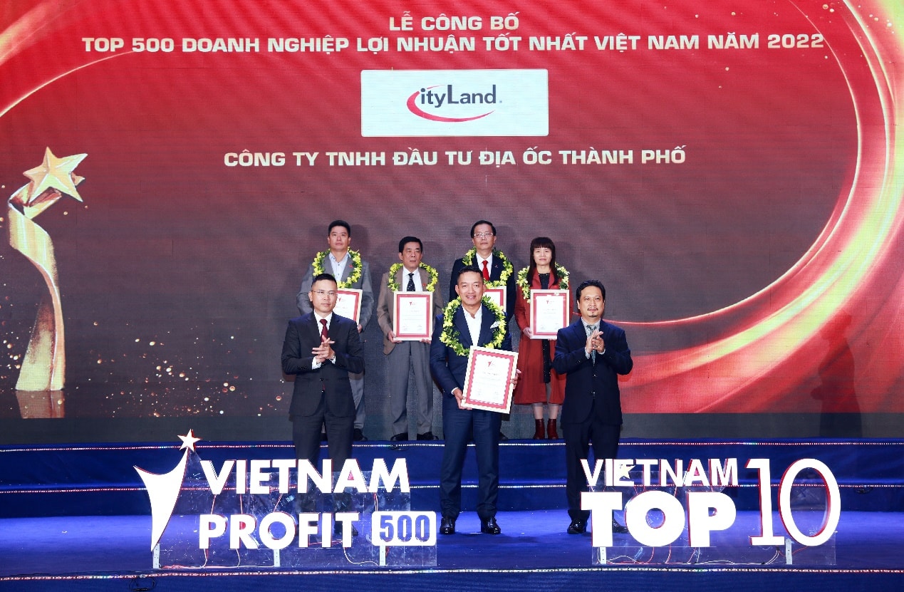 Đại diện CityLand nhận giải thưởng Top 50 Doanh nghiệp lợi nhuận tốt Việt Nam năm 2022.