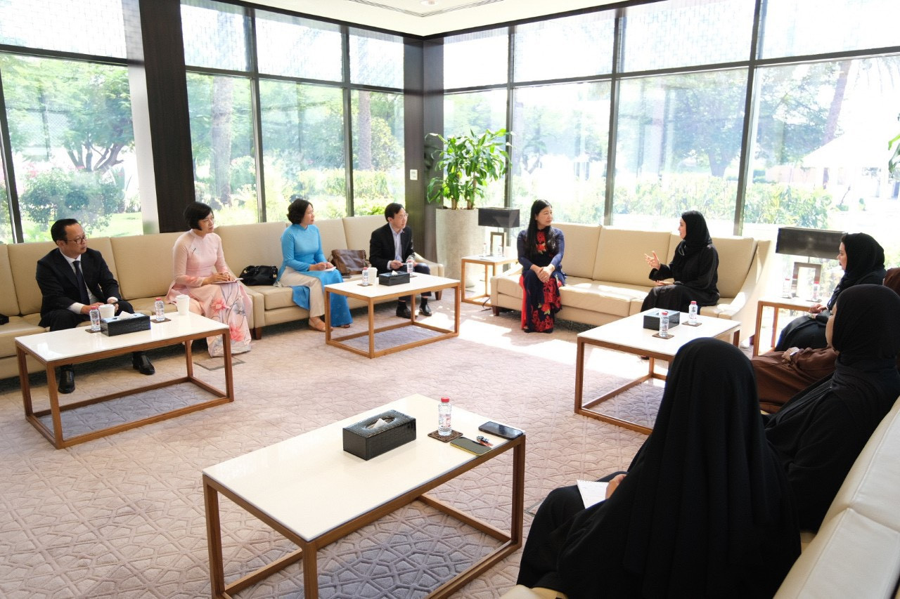 Bà Saikha Saeed Al Mansouri, Quyền Tổng GĐ Quỹ vì phụ nữ và trẻ em Dubai cùng ban lãnh đạo Quỹ tiếp và làm việc với Đoàn.