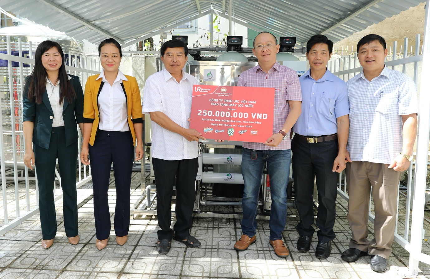 Ông Lê Xuân Bình - Đại Diện Công ty TNHH URC Việt Nam đã trao tặng hệ thống máy lọc nước tiên tiến.