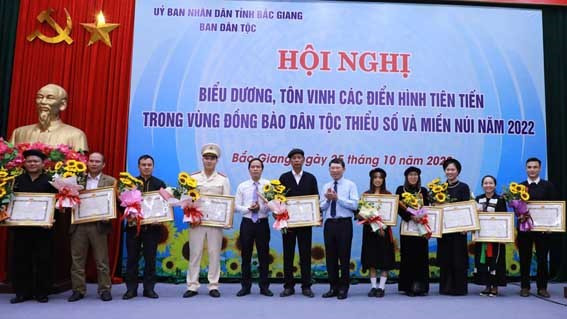 Ông Lê Ánh Dương và lãnh đạo Ban Dân tộc tỉnh trao Bằng khen của Chủ tịch UBND tỉnh Bắc Giang cho 10 cá nhân điển hình tiên tiến.