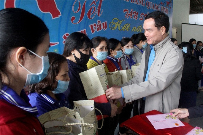Chủ tịch Tổng LĐLĐ Việt Nam Nguyễn Đình Khang tặng quà Tết cho công nhân khó khăn tại tỉnh Bình Định năm 2021.