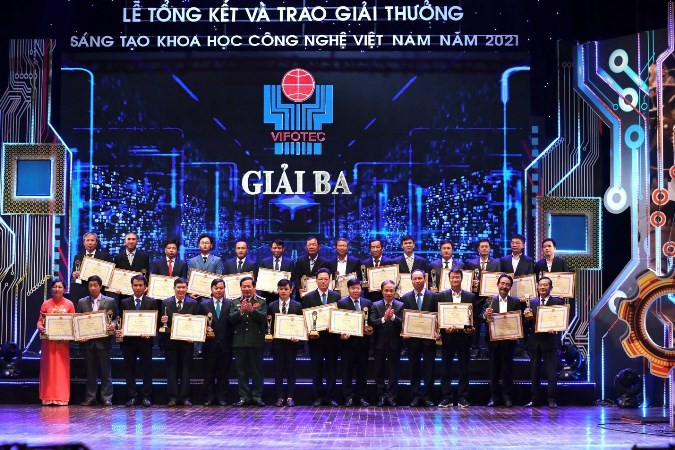 Các tác giả, nhóm tác giả nhận giải Ba Giải thưởng Sáng tạo khoa học công nghệ Việt Nam năm 2021. Ảnh: TTXVN