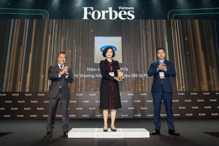 Bà Bùi Thị Hương – Giám đốc Điều hành Vinamilk nhận chứng nhận thương hiệu dẫn đầu trong lĩnh vực thực phẩm đồ uống năm 2022 từ Forbes Việt Nam.