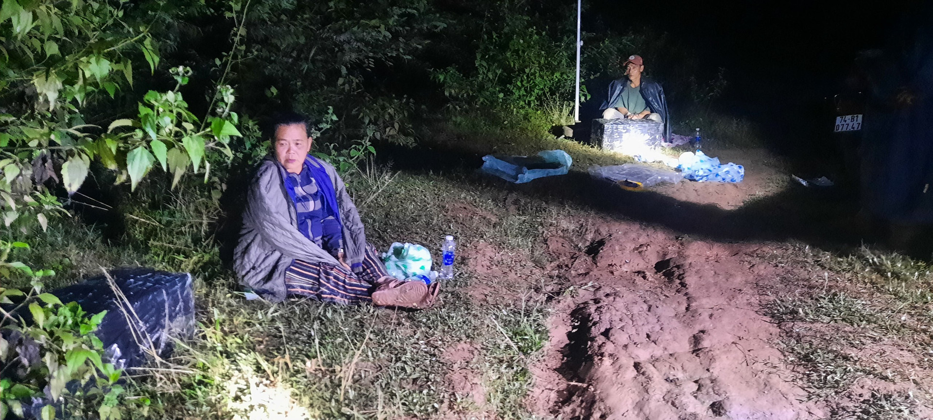 Lực lượng chức năng tại tỉnh Quảng Trị bắt quả tang 2 đối tượng vận chuyển trái phép pháo qua biên giới để nhận tiền công. Ảnh: BĐBP.