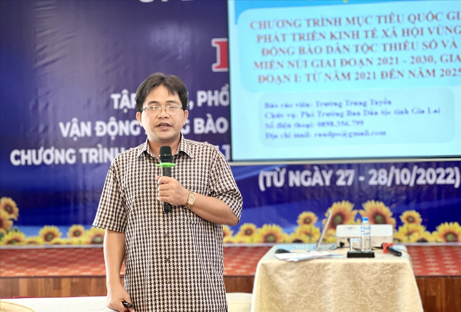 Ông Trường Trung Tuyến - Phó Trưởng Ban Dân tộc tỉnh Gia Lai đang phổ biến nội dung chuyên đề đến các học viên.