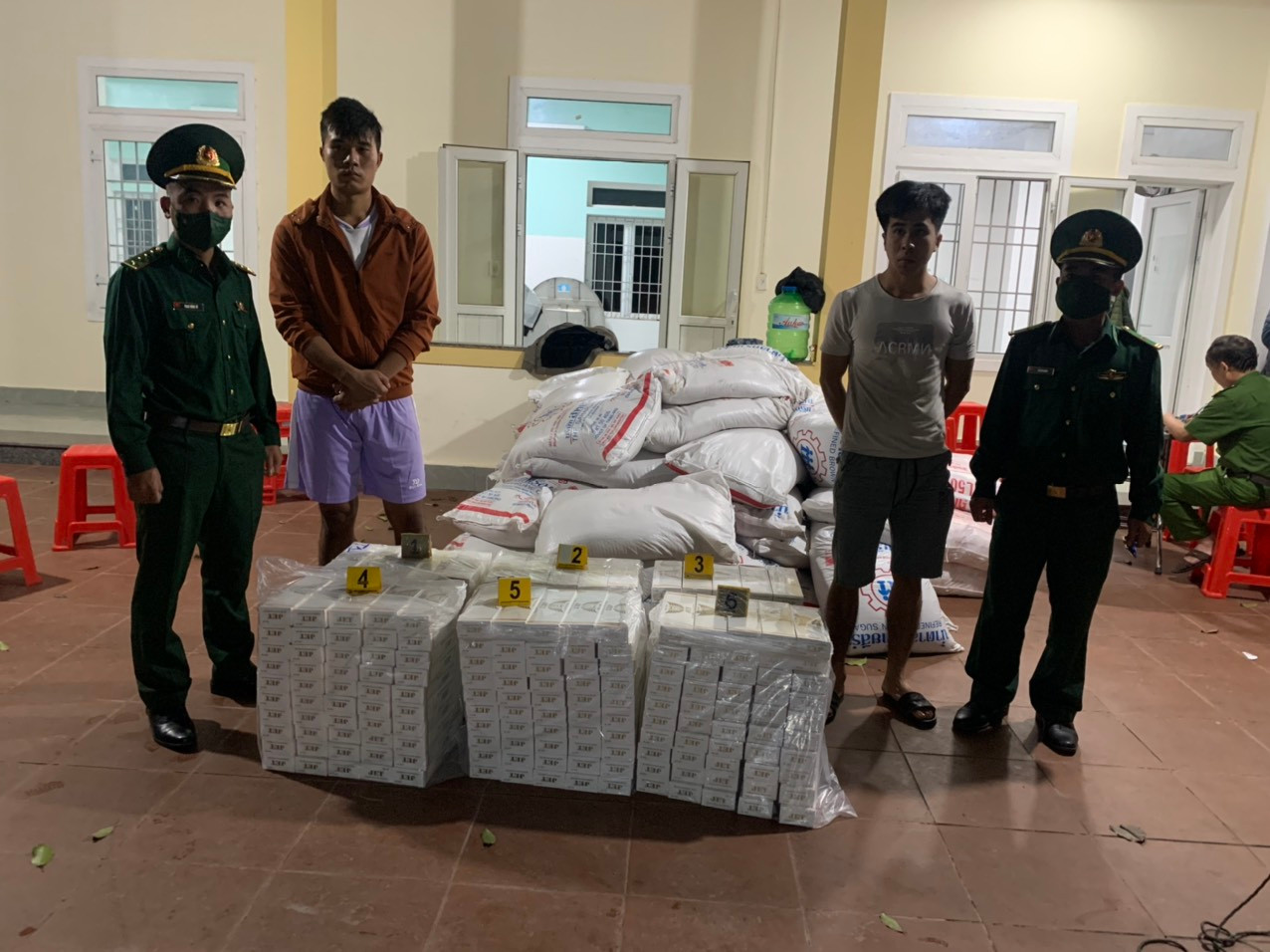Lực lượng chức năng tại tỉnh Quảng Trị vừa bắt giữ vụ vận chuyển hàng lậu và hàng cấm.