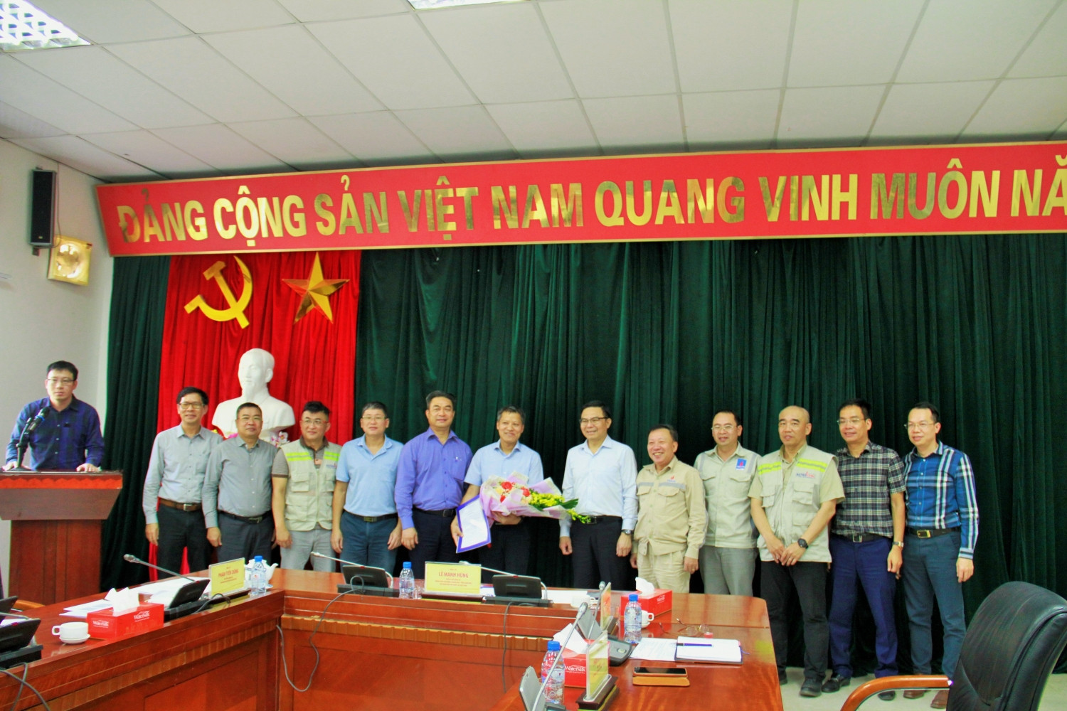 Lãnh đạo Tập đoàn, Ban QLDA cùng Tổng thầu PETROCONs chúc mừng tân Phó Trưởng ban QLDA Mai Văn Long.