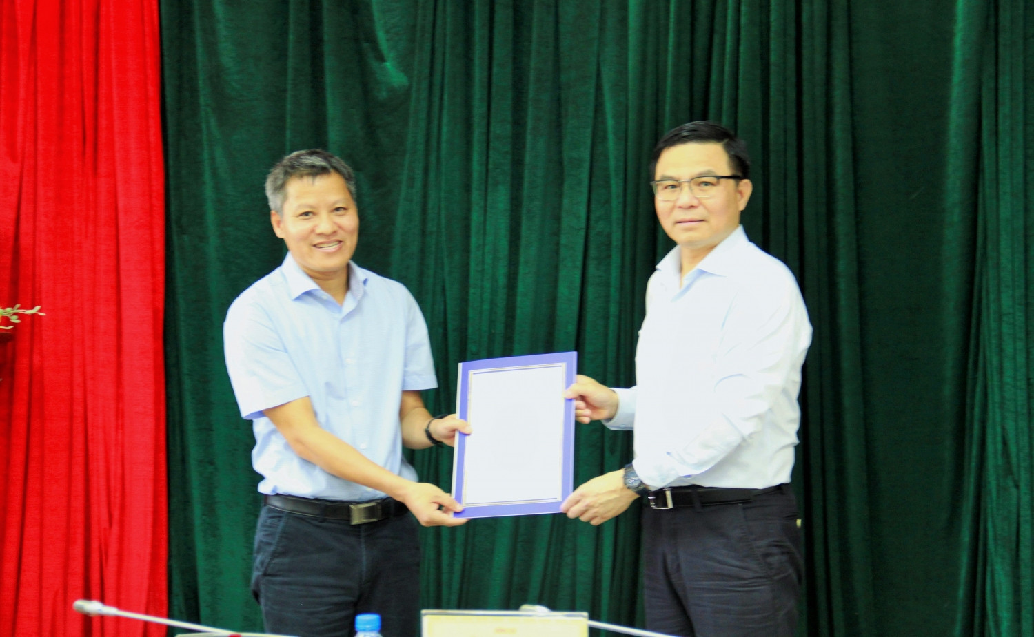 Tổng Giám đốc Petrovietnam Lê Mạnh Hùng trao quyết định bổ nhiệm cho đồng chí Mai Văn Long - tân Phó Trưởng Ban QLDA NĐDK Thái Bình 2.