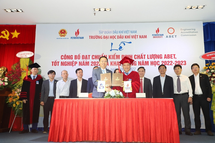 Các đại biểu chứng kiến Lễ ký kết hợp tác giữa Trường Đại học Dầu khí Việt Nam và Trường Đại học Bách khoa - ĐHQG TP HCM.