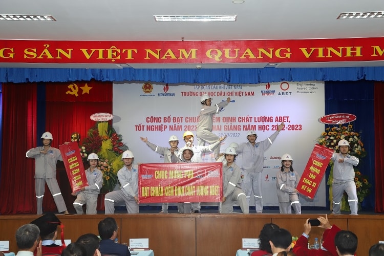 Văn nghệ chào mừng buổi lễ.