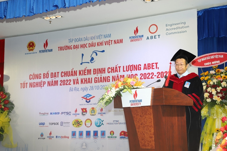 Phó Hiệu trưởng PVU Nguyễn Thanh Tùng trình bày báo cáo tại buổi lễ.