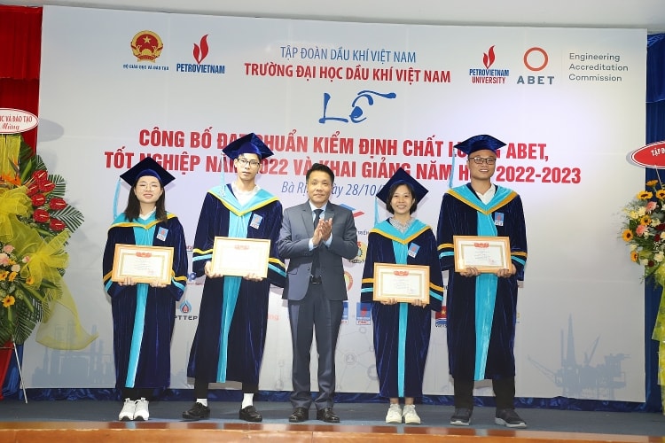 Khen thưởng các sinh viên đạt thành tích cao trong học tập.