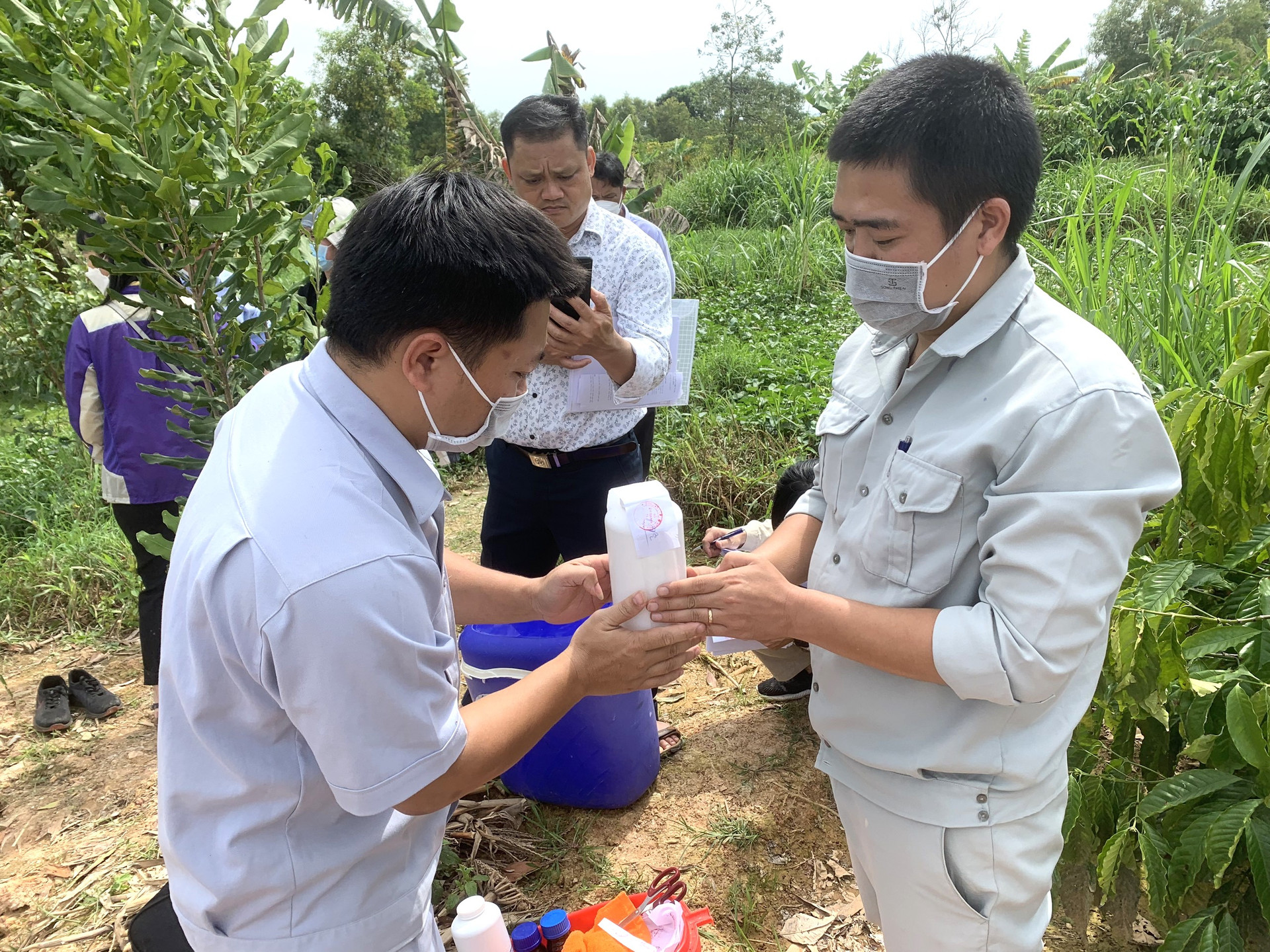 Đoàn kiểm tra niêm phong mẫu nước thải để mang về phân tích kiểm tra.