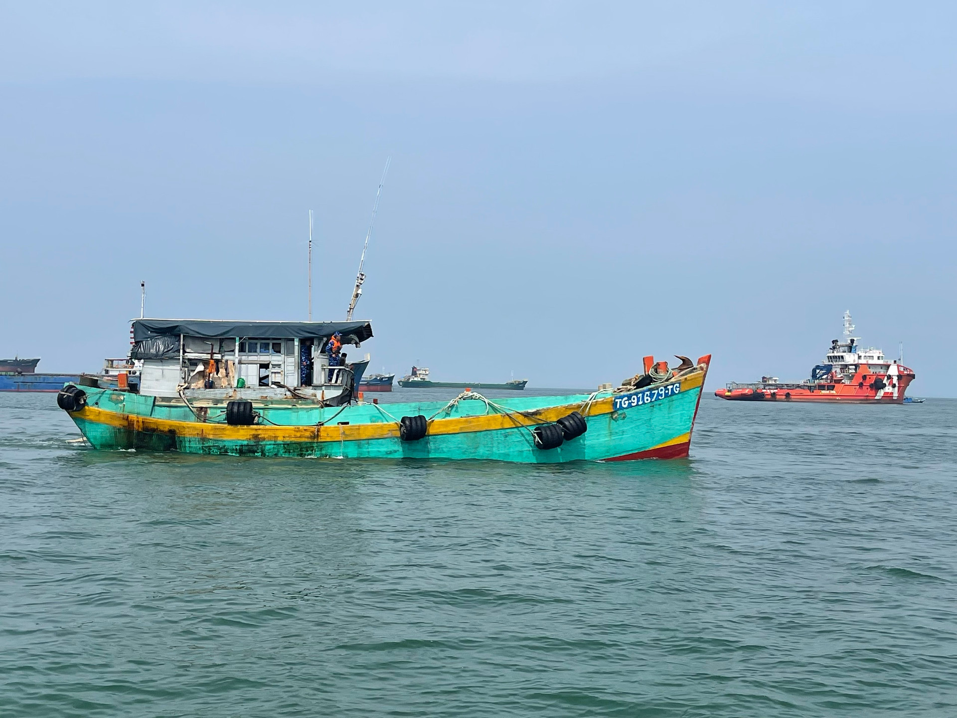 Bộ Tư lệnh Cảnh sát biển đã lập biên bản vi phạm hành chính, đưa tàu về TP Vũng Tàu để tiếp tục điều tra xử lý theo quy định của pháp luật.