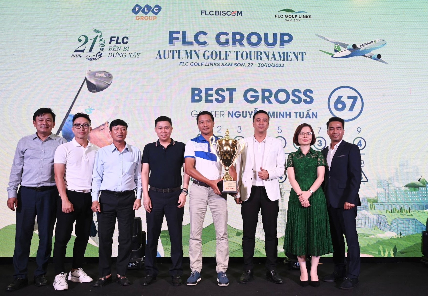 Golfer Nguyễn Minh Tuấn nhận cúp Best Gross tại FLC Group Autumn Golf Tournament.
