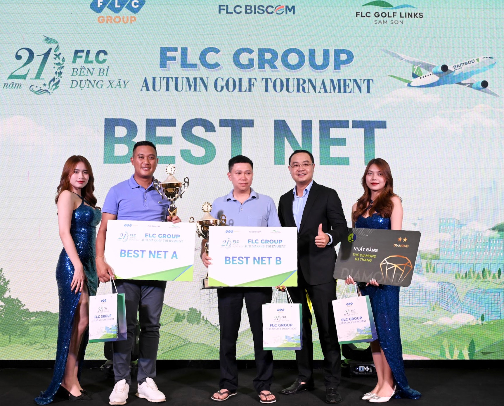 Các golfer nhận giải thưởng sau mỗi ngày thi đấu.