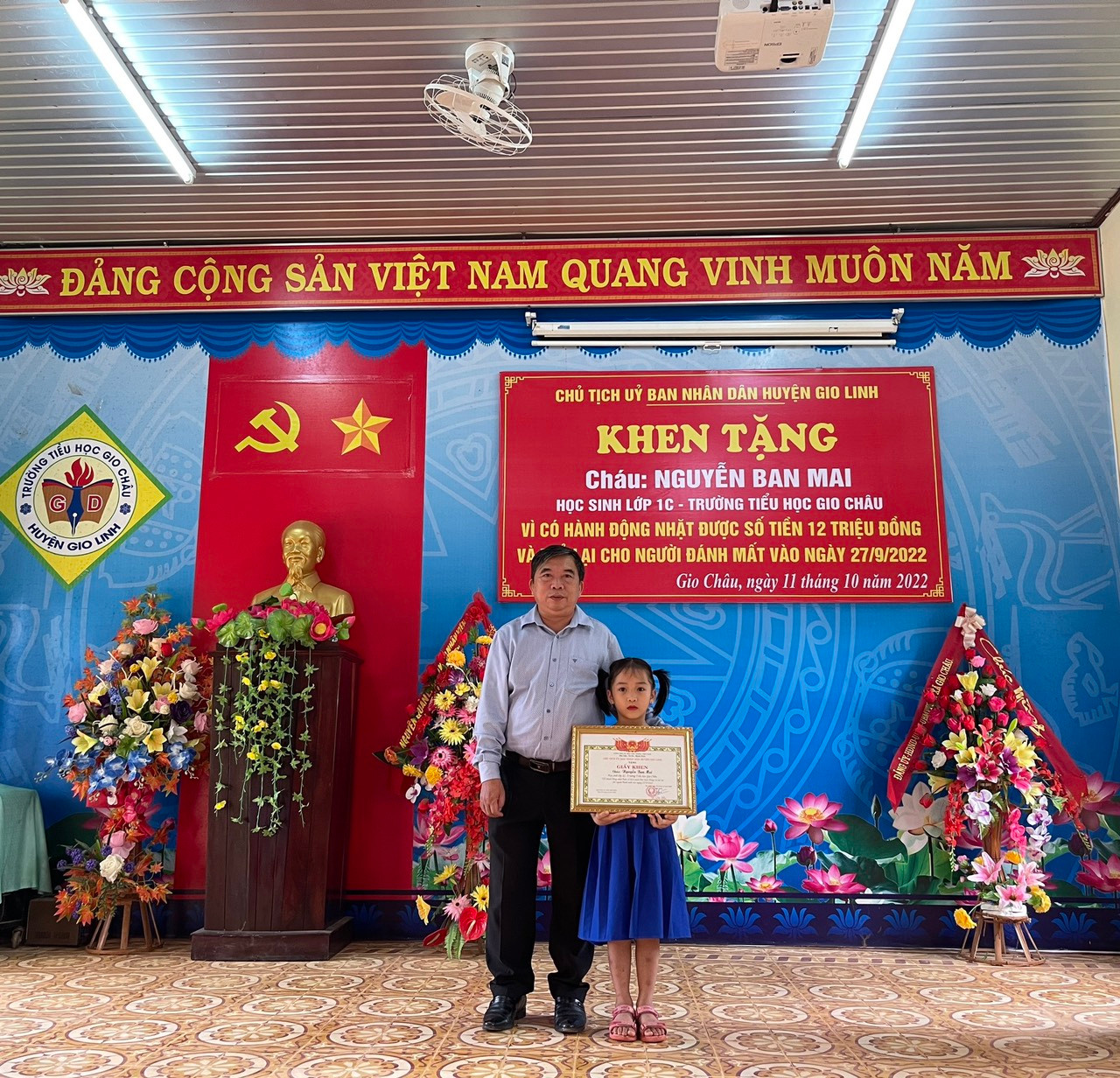 Lãnh đạo Phòng GD&ĐT huyện Gio Linh trao tặng Giấy khen của Chủ tịch UBND huyện Gio Linh cho em Mai.