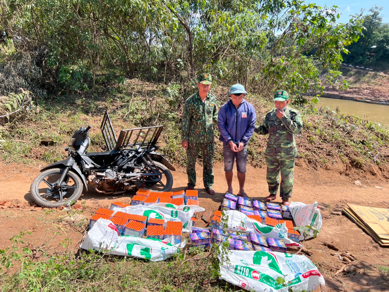 Lê Cảnh Thanh bị lực lượng chức năng phát hiện, bắt quả tang khi đang vận chuyển pháo từ Lào về Việt Nam.