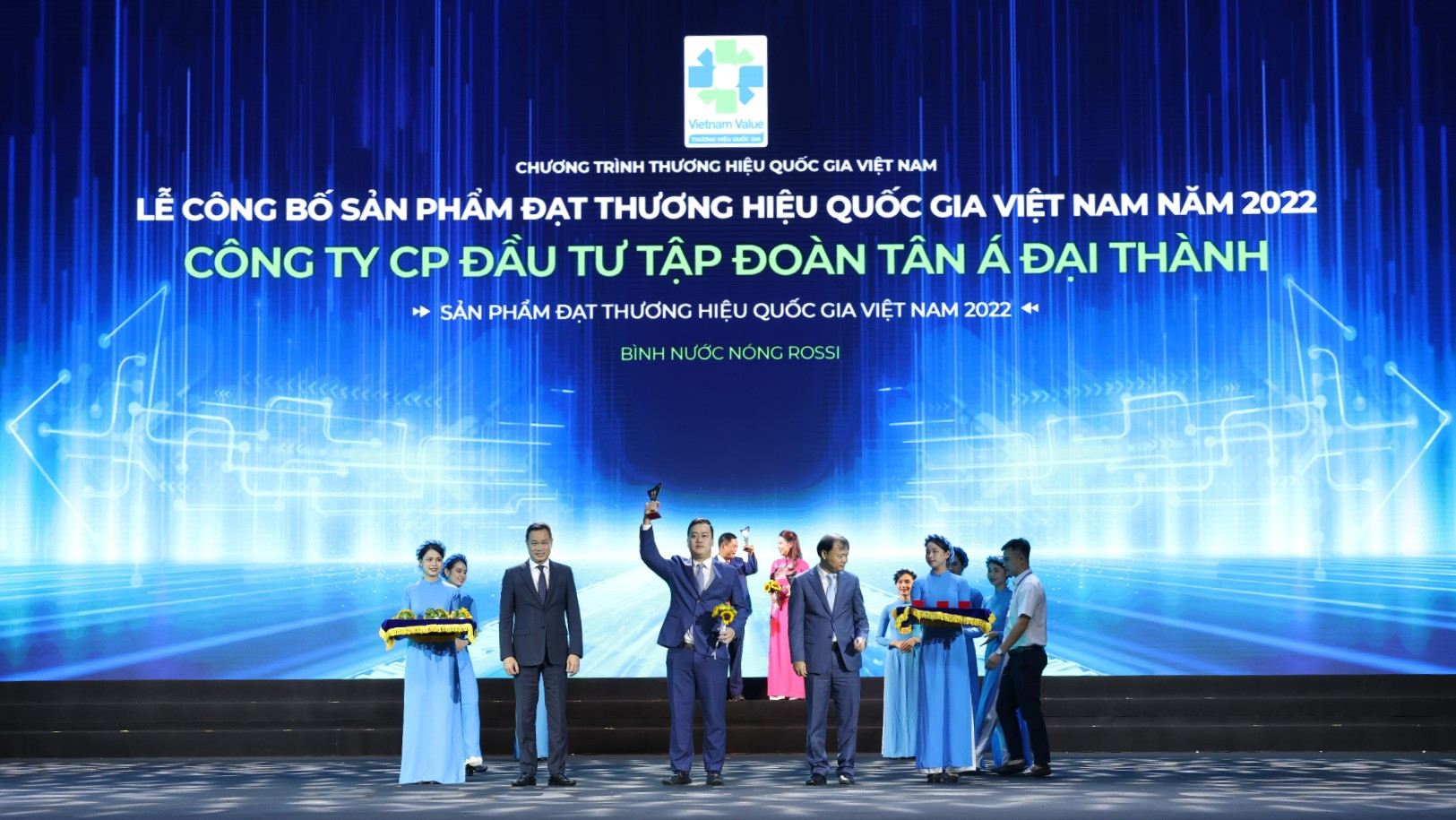 Ông Nguyễn Anh Tú, Phó TGĐ Thường trực Tập đoàn Tân Á Đại Thành nhận biểu trưng Thương hiệu Quốc gia Việt Nam.
