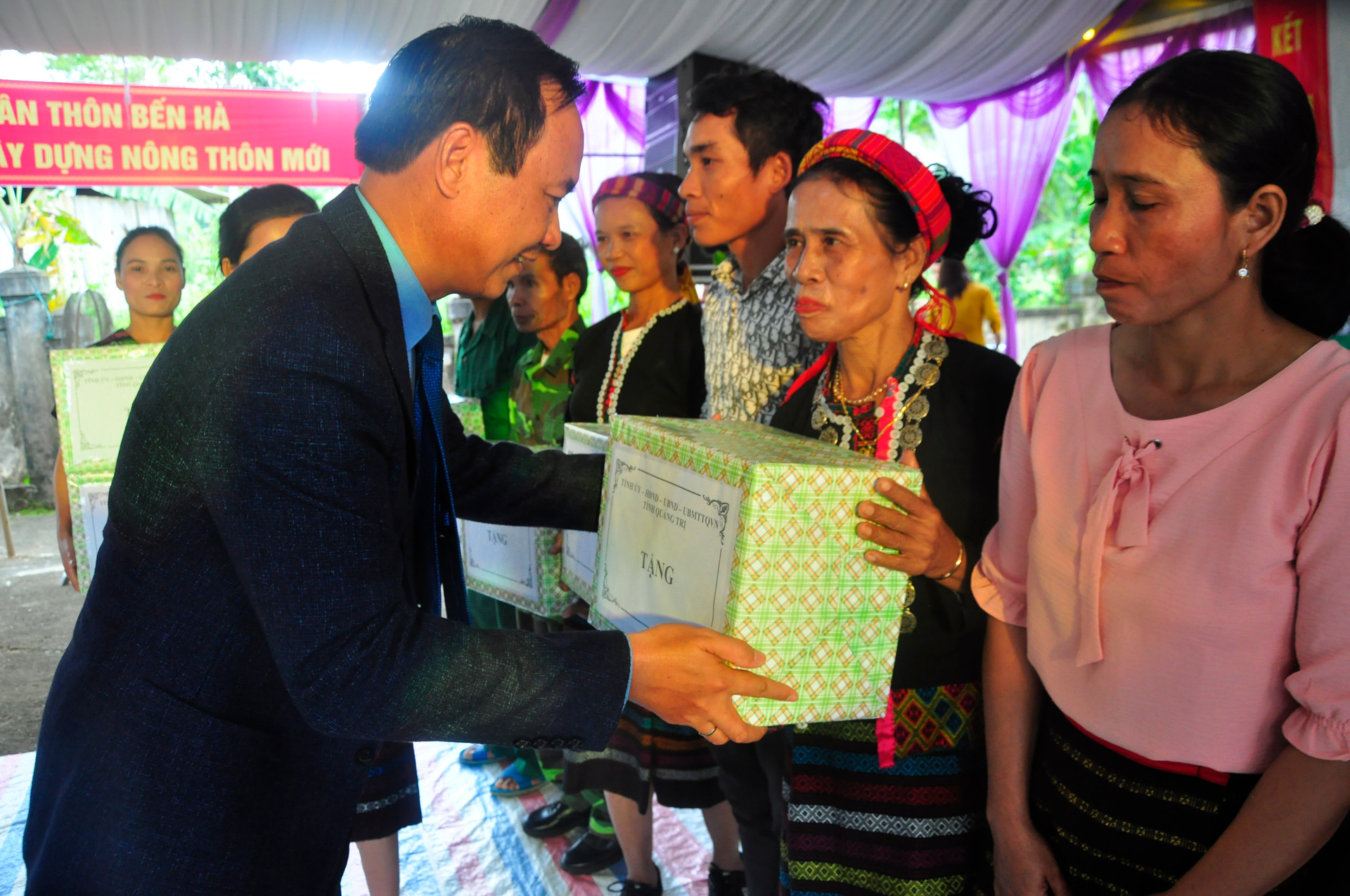 Lãnh đạo tỉnh Quảng Trị trao quà cho người dân có hoàn cảnh khó khăn.