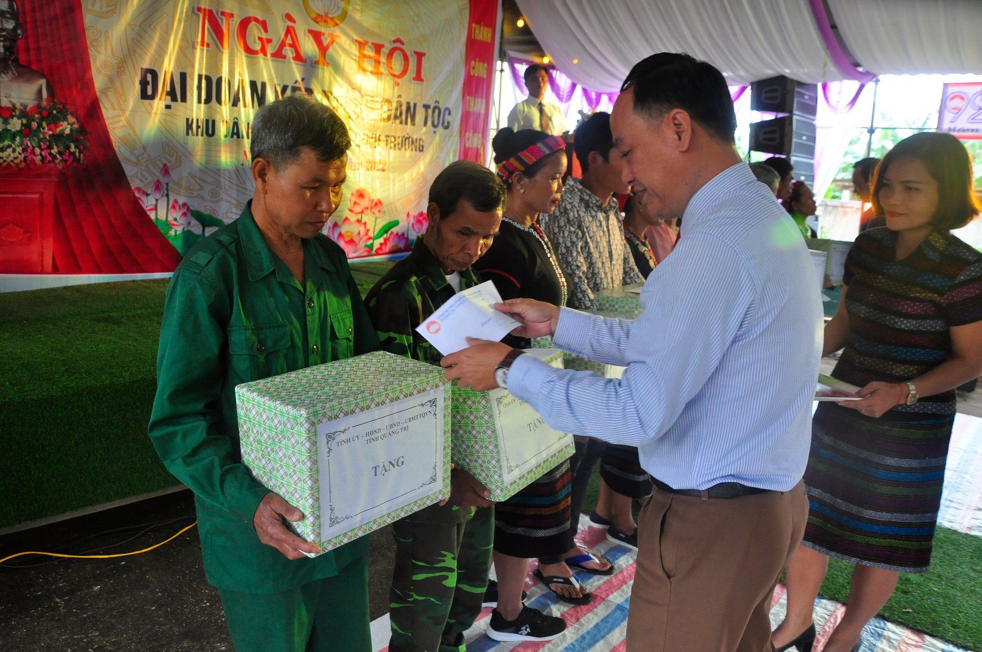 Ông Lê Hồng Sơn, Phó Chủ tịch Thường trực Ủy ban MTTQ Việt Nam tỉnh Quảng Trị tham gia trao quà cho người dân.