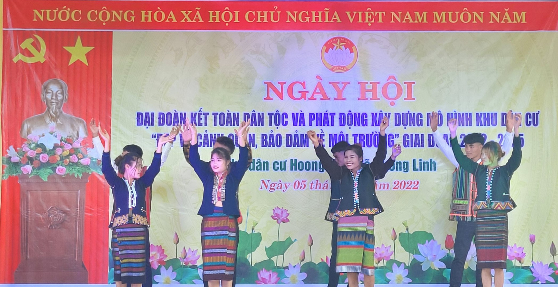 Những nam thanh, nữ tú đồng bào dân tộc Bru - Vân Kiều biểu diễn văn nghệ chào mừng Ngày hội.